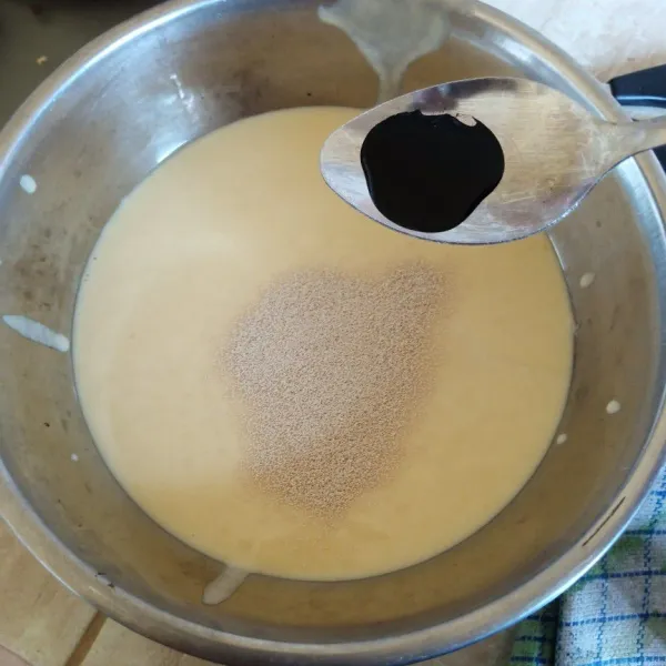 Masukkan ragi dan essens taro, aduk sampai tercampur