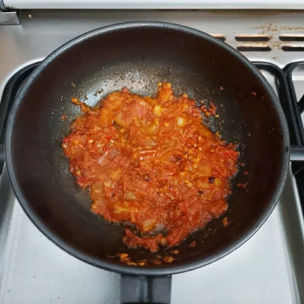 Membuat Sambal Bangkok :
Panaskan 1sdm minyak sayur lalu tumis bumbu halus sampai wangi. Masukkan tomat, masak sampai agak mengering.