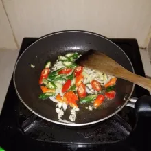 Rajang semua bumbu kemudian tumis di minyak panas. Tumis hingga harum.