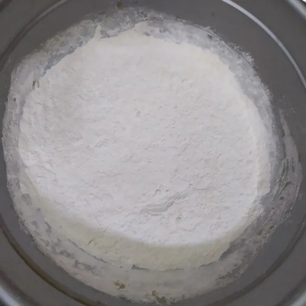 Campurkan bahan tepung-tepungan dan royco, aduk rata.