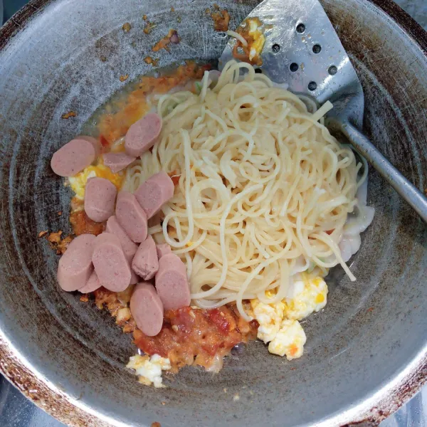 Masukkan spaghetti,kerupuk,sosis dan air. Aduk rata. Masak sampai bumbu meresap.