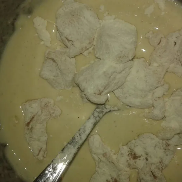 Celupkan ayam yang sduah di baluri tepung tadi ke dalam adonan basah. Angkat.