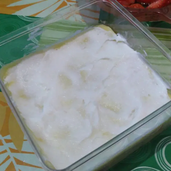 Tutup creme, beri krim lagi.