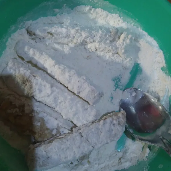 Masukkan potongan tempe berbumbu ke dlm tepung,aduk agar terbaluri tepung semua.