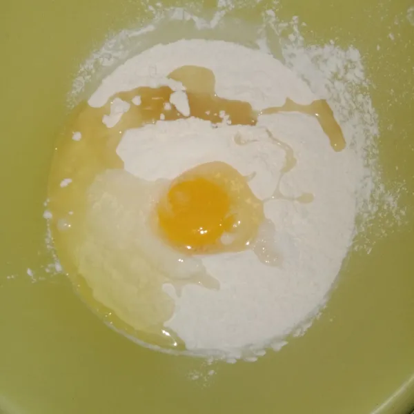 Masukkan tepung, telur, garam dan air dingin. Uleni hingga tercampur rata. Lalu masukkan minyak panas dan uleni hingga kalis. Diamkan selama 15 menit.