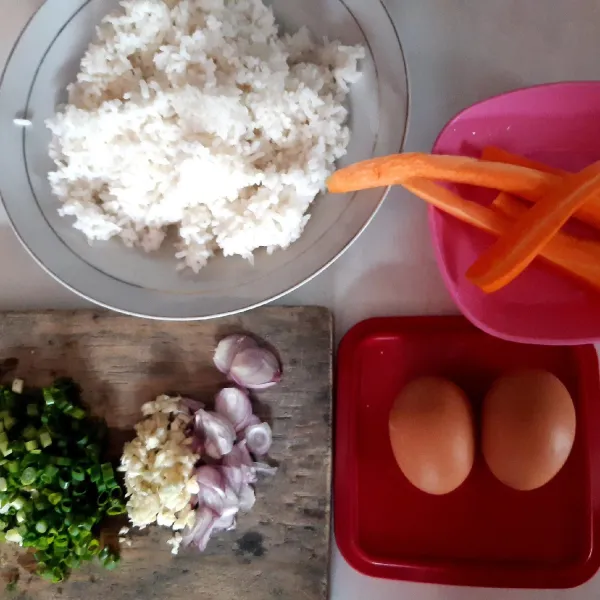 siapkan semua bahan,siangi bayam dan wortel.