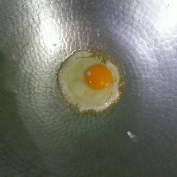 Sebagai pelengkap, ceplok telur lalu sajikan dengan nasi goreng.