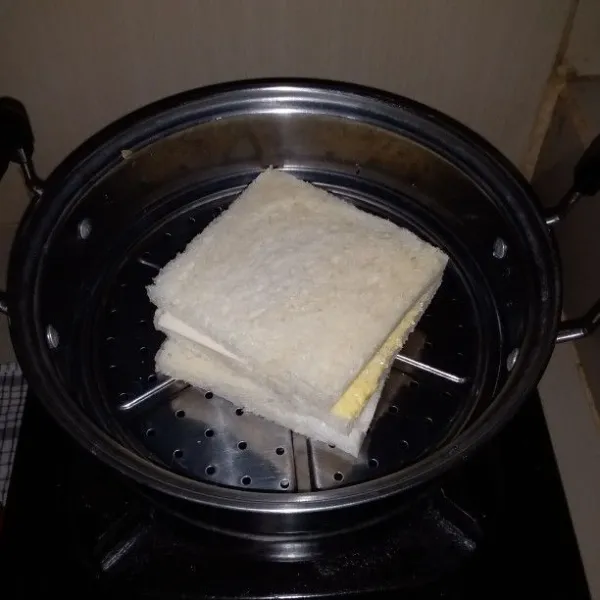 Panaskan kukusan. Kukus roti tawar selama 10 menit. Angkat. Sajikan roti kukus selagi hangat. Resep asli menggunakan magic com.