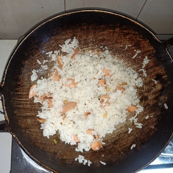 Masukkan nasi lalu tambahkan garam, merica dan kaldu jamur secukupnya. Aduk hingga rata.