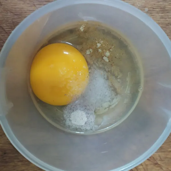 Pada wadah terpisah, kocok telur dengan sedikit garam/penyadap rasa.