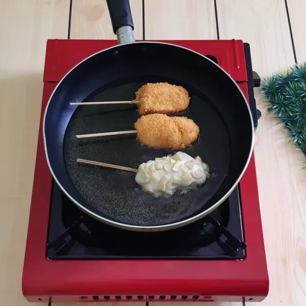 Goreng ke dalam minyak yang sudah dipanaskan