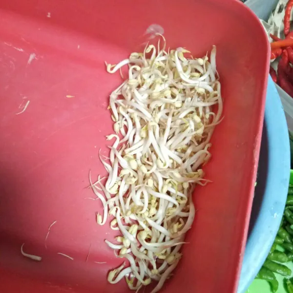 Bersihkan tauge dari kulit dan ekornya, cuci bersih, sisihkan.