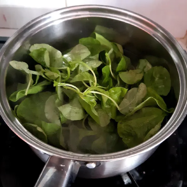 diair bekar rebusan wortel,rebus bayam sampai kematangan yg pas,angkat tiriskan dan beri 2sdm minyak wijen sisihkan.