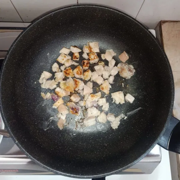 Panggang di atas teflon tanpa minyak sampai berwarna kecoklatan.