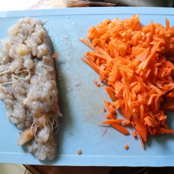 siapkan udang dan wortel yang telah di cincang halus.
