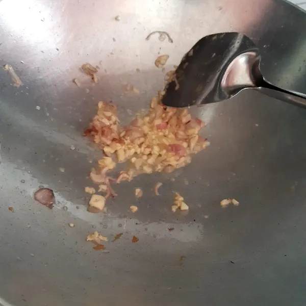 panaskan 3sdm minyak wijen,tumis bawang merah dan bawang putih cincang sampai harum.