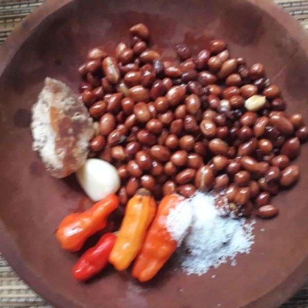 Uleg kacang tanah  goreng, cabe rawit merah ,bawang putih, terasi dan garam.