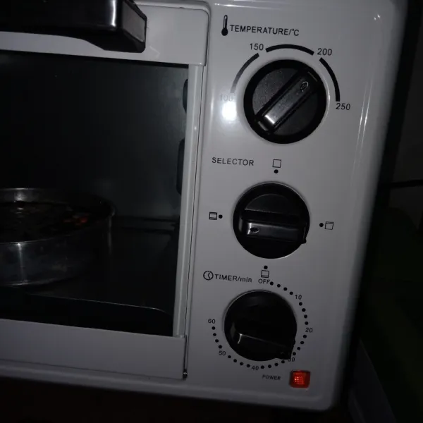 Set oven di temperature 200°c panas atas bawah selama 30 menit.