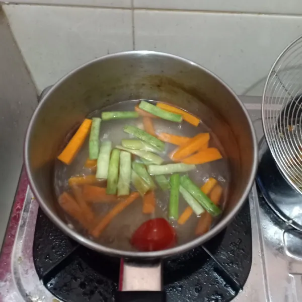 Pelengkap: rebus sebentar wortel (potong korek) dan buncis.