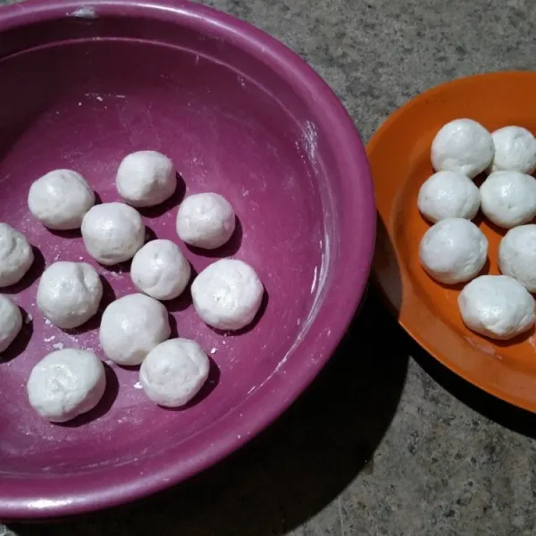 Bentuk bulat kecil.