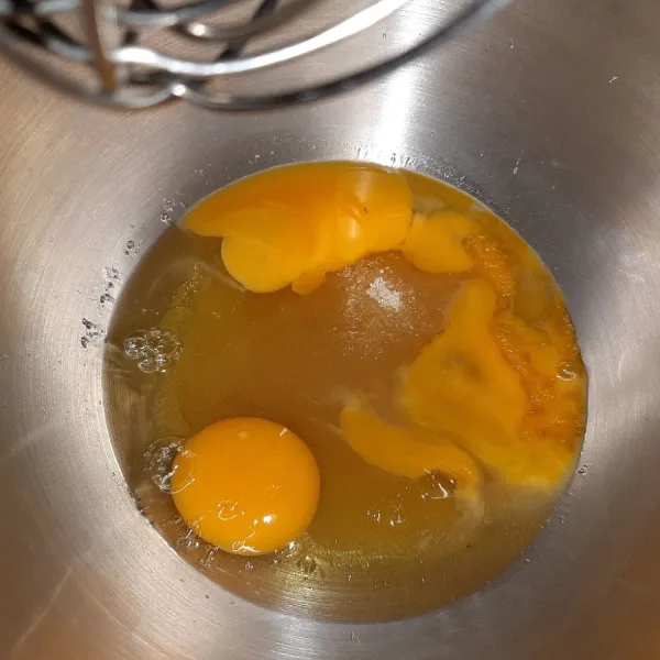 Dalam mangkuk mixer, pecahkan telur bersama vanila, sp dan gula pasir.