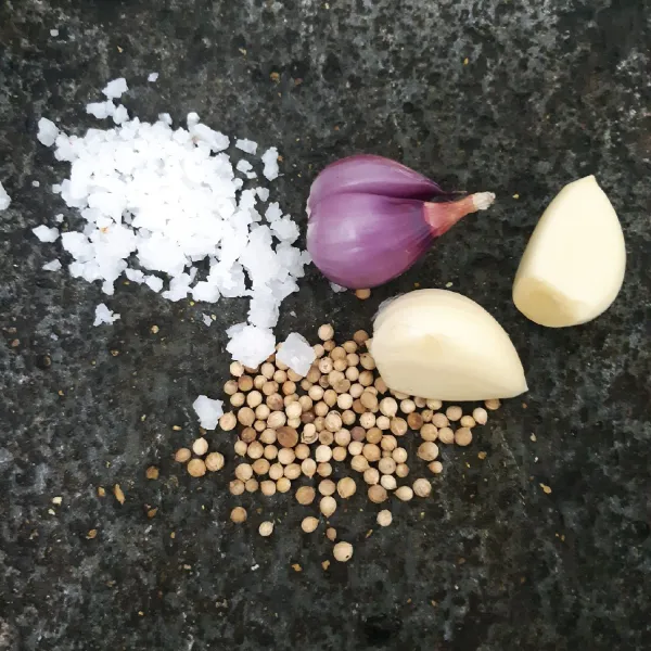 Haluskan bawang putih, bawang merah, ketumbar dan garam kasar.