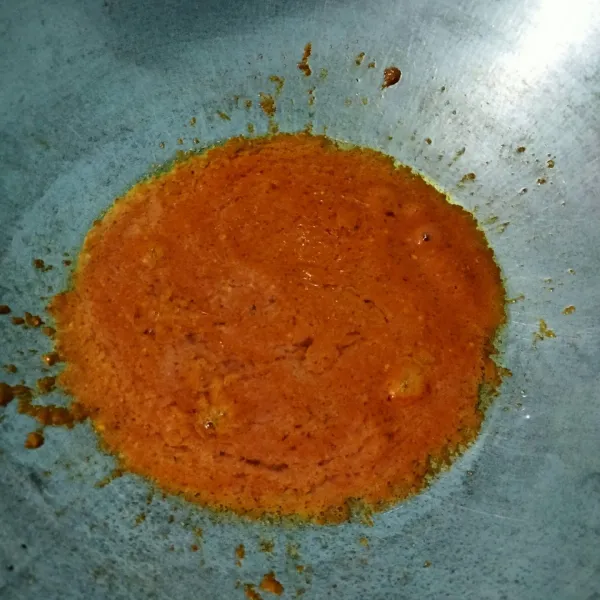 Panaskan minyak goreng, tumis bumbu halus sampai harum