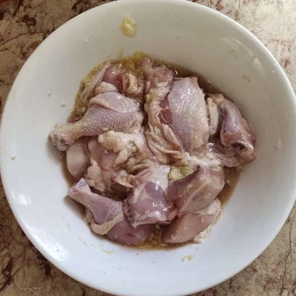 Marinate ayam dengan parutan bawang putih, kecap asin dan garam. Biarkan 30 menit.