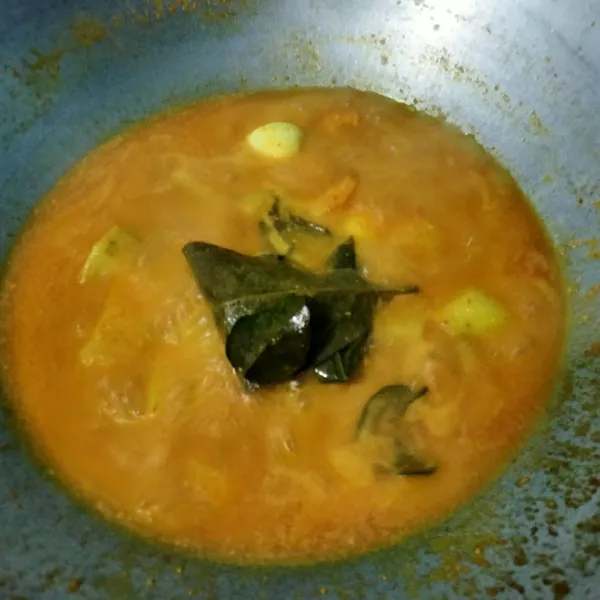 Aduk terus kuah gulai hingga kuahnya berminyak dan sedikit mengental, matikan api. Gulai udang telur puyuh dan kentang siap disajikan