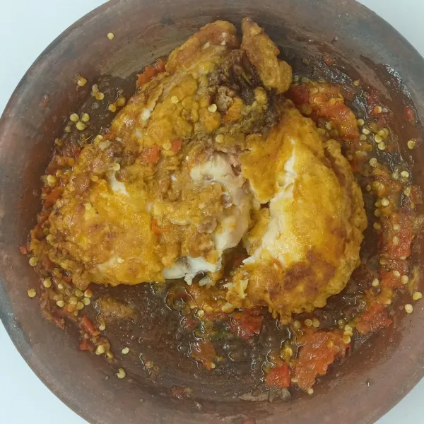 Geprak ayam bersama sambal dan potong-potong memanjang.