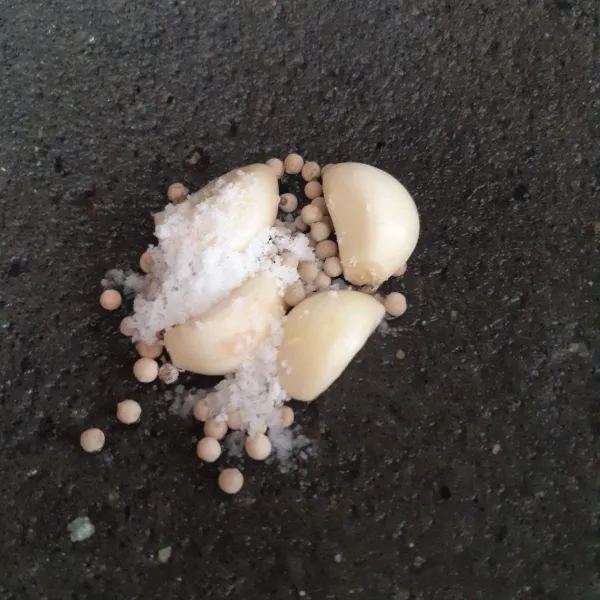 Haluskan bumbu dengan cara diulek.