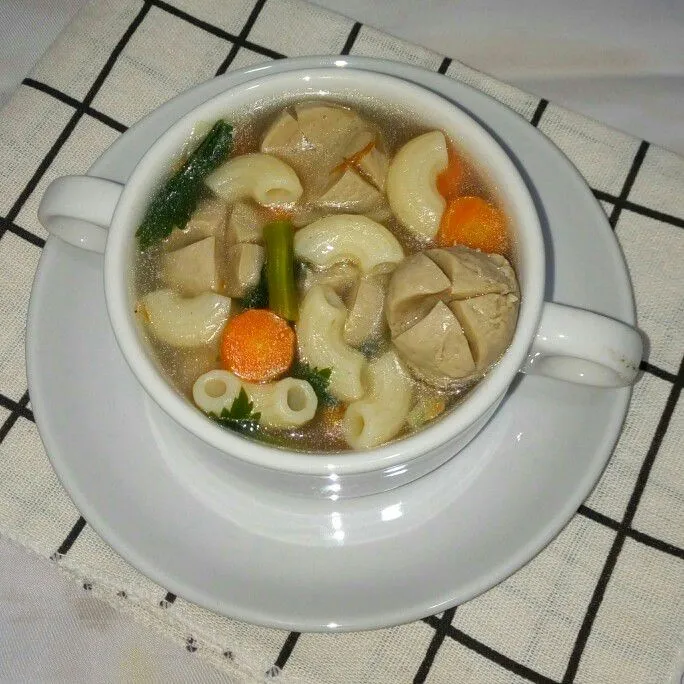 Bahan-bahan Sup Sayuran Makaroni Bakso di atas meja dapur