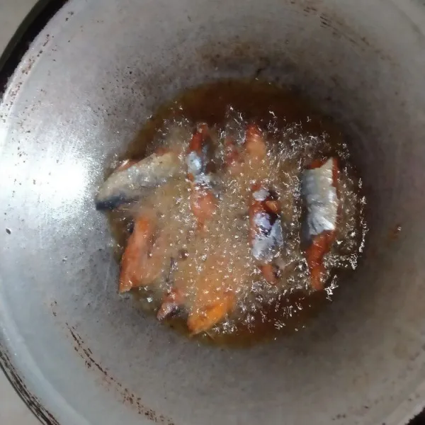 Panaskan minyak, lalu goreng ikan tongkol sampai setengah kering, angkat & tiriskan.