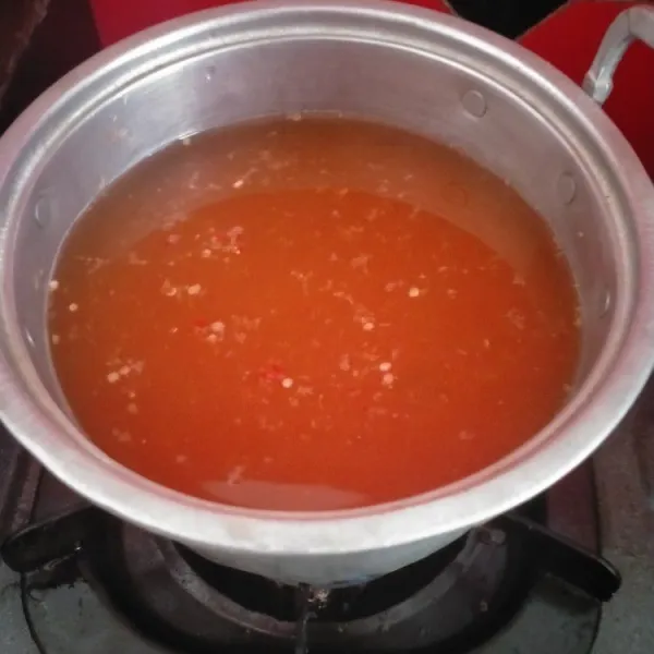 Kemudian masukkan air putih dalam panci bersama bumbu halus dan garam aduk-aduk.