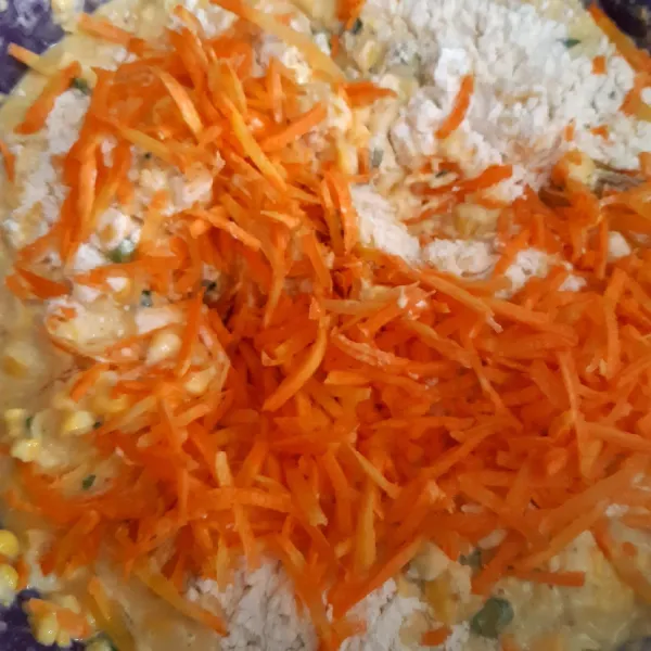Tambahkan wortel yang sudah diiris halus, aduk rata.