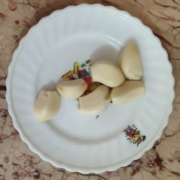 Parut bawang putih.