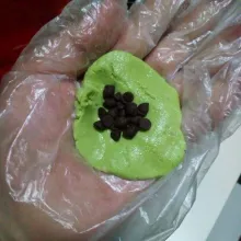 Ambil 1 adonan kulit, pipihkan. Beri choco chips secukupnya, lalu bulatkan.