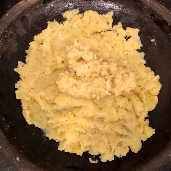 Haluskan kentang kemudian campurkan dengan telur dan adonan sebelumnya. Lalu masukkan garam dan merica. Aduk hingga rata.