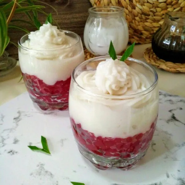 Tata dalam gelas saji : bubur mutiara, lalu tuang bubur sumsum diatasnya. Sajikan bersama kuah santan & kinca.