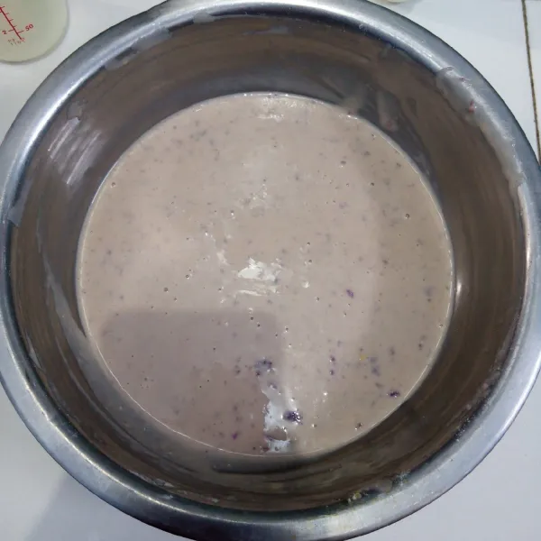 Diamkan adonan selama 30 menit sambil ditutup lap bersih/plastik wrap.