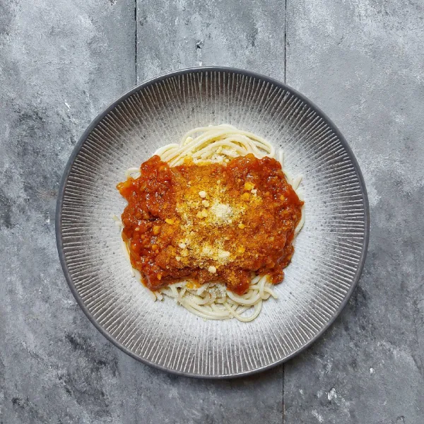 Penyajian : Tata spagheti dalam piring saji, tuang saus bolognese diatasnya. Beri taburan keju parmesan. Siap disajikan.