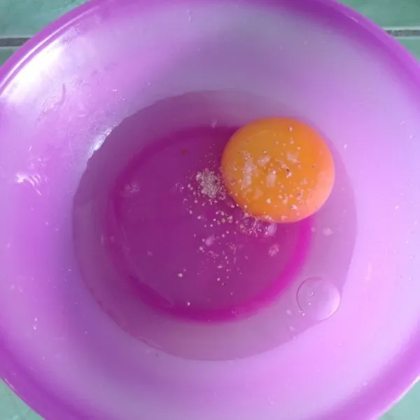 Siapkan 5 butir telur yang segar. Goreng satu per satu dalam minyak panas dengan diberi taburan lada bubuk & garam.