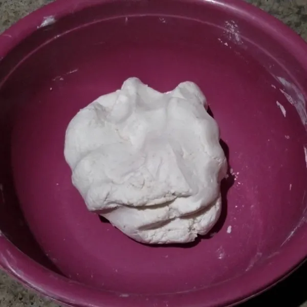 Campur tepung, garam, gula pasir dan baking powder, aduk rata lalu tuang air sedikit demi sedikit hingga adonan lembut dan dapat dibentuk, jadi air tdk perlu dihabiskan.