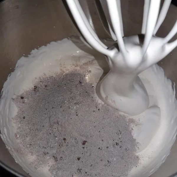 Tambahkan tepung yang sudah dicampur cokelat bubuk ke dalam kocokan telur dan gula pasir. Aduk terakhir secara bergantian. Masukkan campuran cokelat bubuk dan minyak goreng.