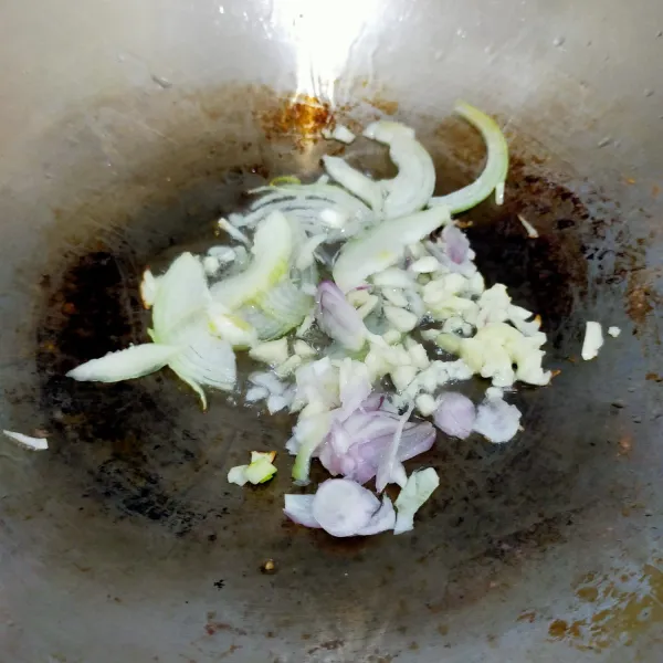 Panaskan minyak, tumis bawang merah, bawang putih dan bawang bombay hingga harum.