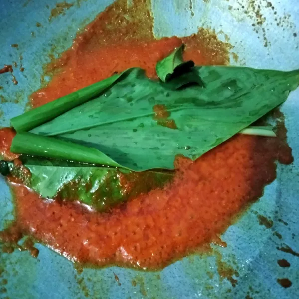 Lalu masukkan bahan pelengkap, aduk rata sampai sedikit layu