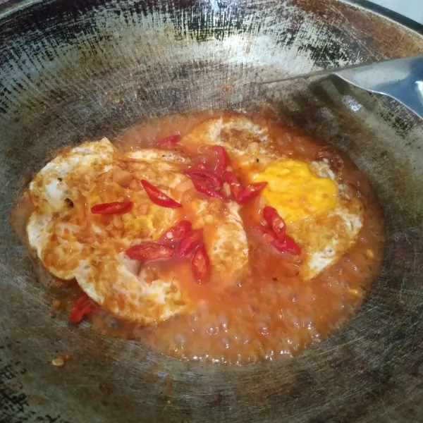 Masukkan telur ceplok, masak sampai bumbu meresap. Angkat.