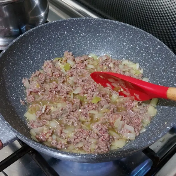 Masukan daging giling. Aduk rata, masak sampai daging berubah warna.