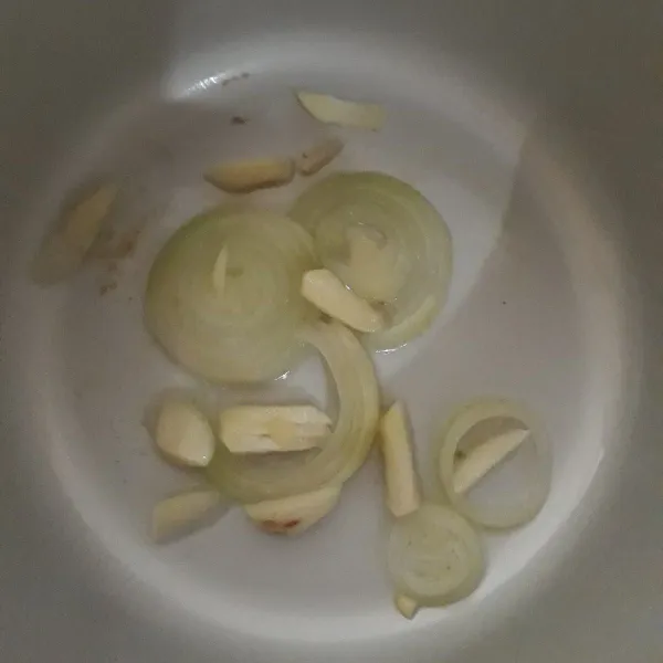 Tumis bawang putih dan bawang bombay dengan olive oil.