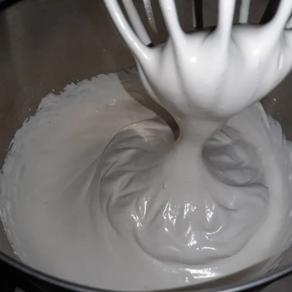 Kocok telur dan gula pasir dengan kecepatan tinggi sampai tidak berjejak dan putih pucat.